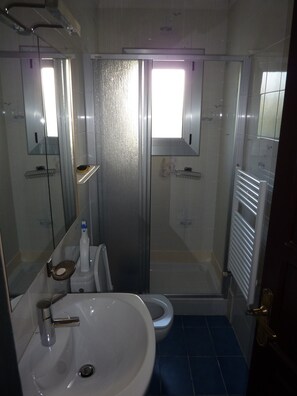 Douche, sèche-cheveux, serviettes fournies