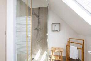 Dusche, Haartrockner, Handtücher