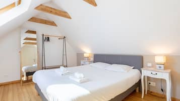 2 bedrooms, iron/ironing board, free WiFi, bed sheets