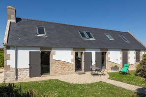 Exterior - Charming 4-Person House, 150 m from Beach, Enclosed Garden (Loctudy)