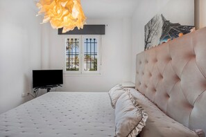 2 bedrooms, iron/ironing board, free WiFi, bed sheets