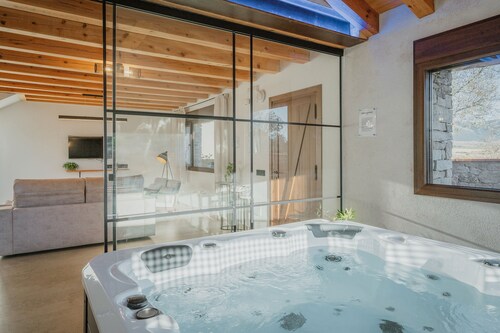 Apartment 'Acebos' with Mountain View, Wi-Fi and Air Conditioning