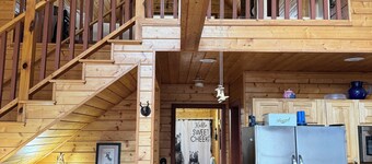 Mountain Retreat Cozy 3-bedroom Cabin - minutes to the New River. Pet friendly!