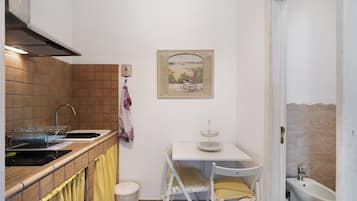 Kühlschrank, Herdplatte, Wasserkocher, Hochstuhl