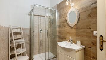 Douche, sĂšche-cheveux, serviettes fournies