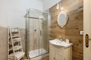 Shower, hair dryer, towels - Apartment 'Romantico Vicino Al Duomo' with Wi-Fi and Air Conditioning (Napoli)