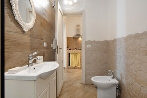 Shower, hair dryer, towels - Apartment 'Romantico Vicino Al Duomo' with Wi-Fi and Air Conditioning (Napoli)