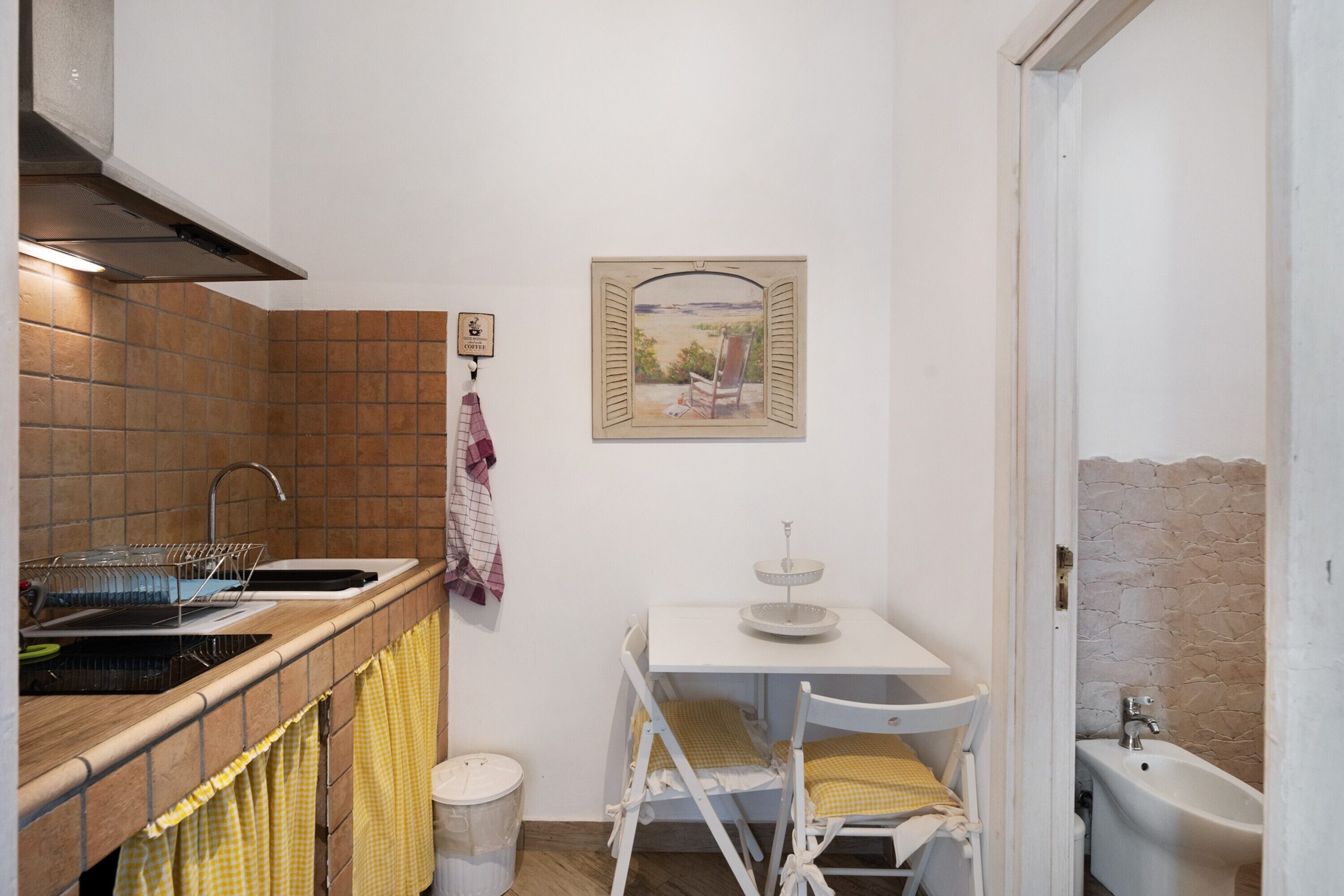 Réfrigérateur, plaque de cuisson, bouilloire électrique, chaise haute