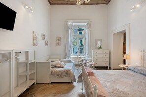 1 bedroom, iron/ironing board, free WiFi, bed sheets - Apartment 'Romantico Vicino Al Duomo' with Wi-Fi and Air Conditioning (Napoli)