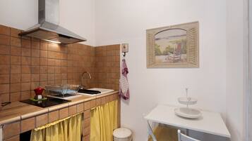 Réfrigérateur, plaque de cuisson, bouilloire électrique, chaise haute