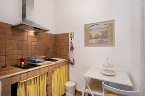 Fridge, stovetop, electric kettle, high chair - Apartment 'Romantico Vicino Al Duomo' with Wi-Fi and Air Conditioning (Napoli)
