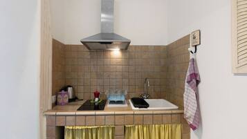 Kühlschrank, Herdplatte, Wasserkocher, Hochstuhl