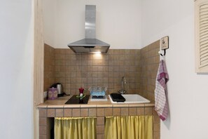 Réfrigérateur, plaque de cuisson, bouilloire électrique, chaise haute