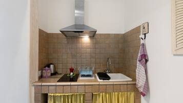 Réfrigérateur, plaque de cuisson, bouilloire électrique, chaise haute