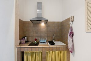 Fridge, stovetop, electric kettle, high chair - Apartment 'Romantico Vicino Al Duomo' with Wi-Fi and Air Conditioning (Napoli)