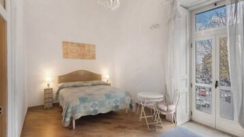 1 slaapkamer, een strijkplank/strijkijzer, gratis wifi, beddengoed