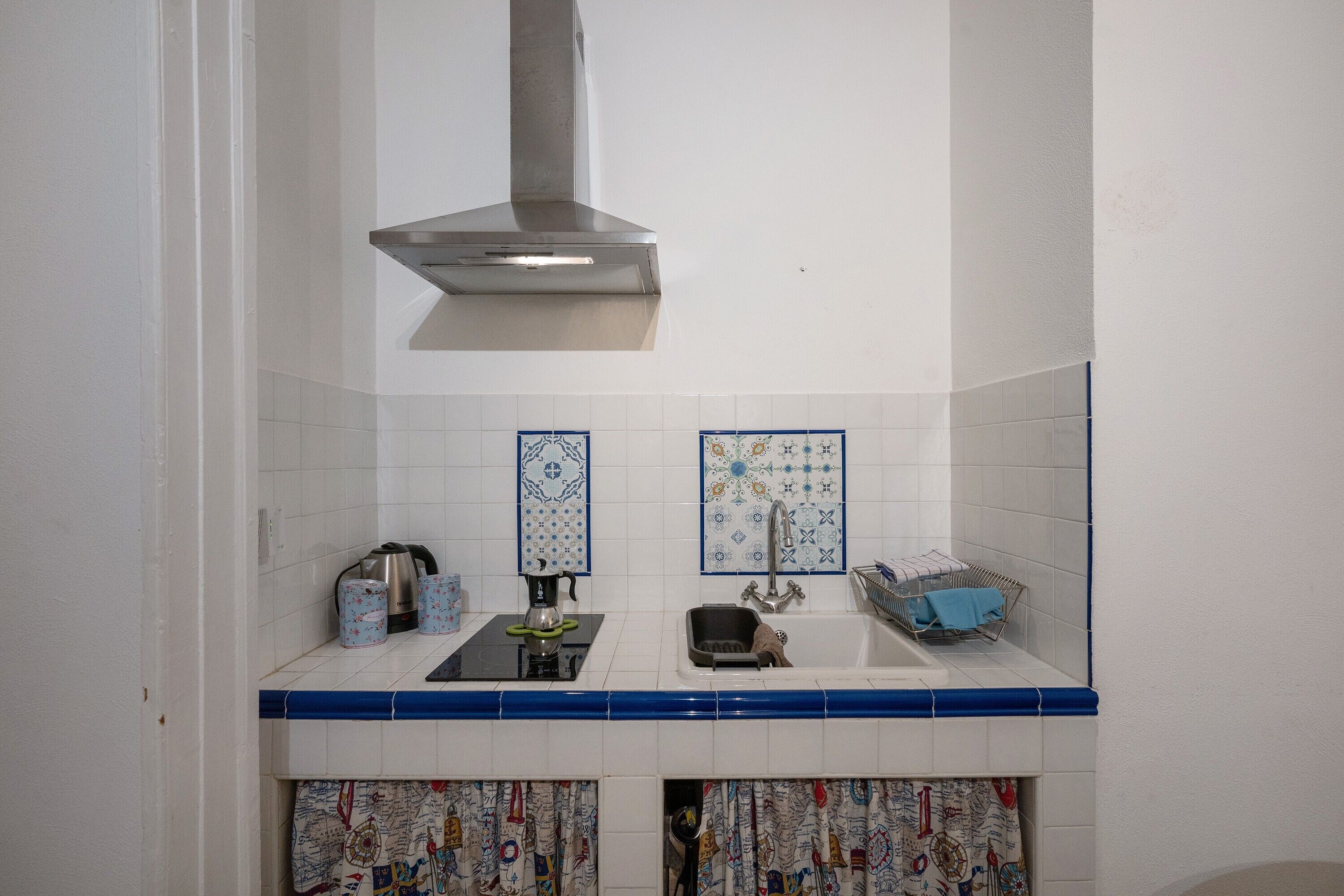 Réfrigérateur, plaque de cuisson, bouilloire électrique, chaise haute