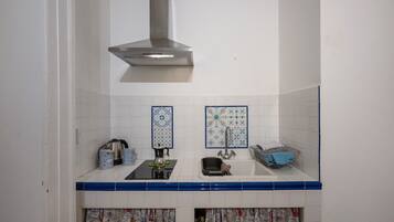 Réfrigérateur, plaque de cuisson, bouilloire électrique, chaise haute