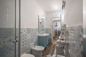 Dusj, hårføner og håndklær