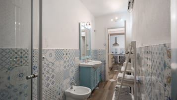Dusche, Haartrockner, Handtücher