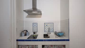 Kühlschrank, Herdplatte, Wasserkocher, Hochstuhl