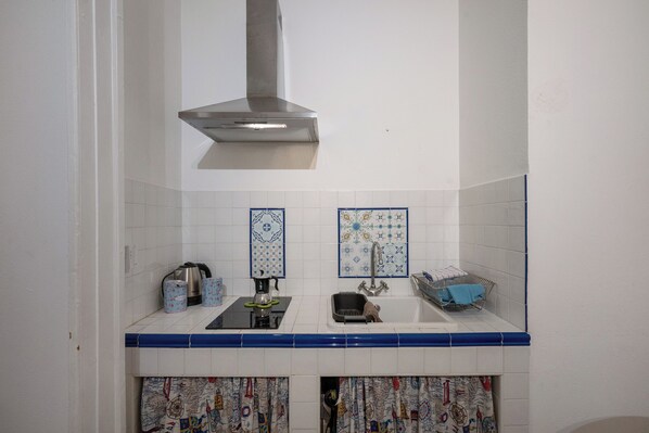 Refrigerador, parrilla de estufa, tetera eléctrica y periquera 