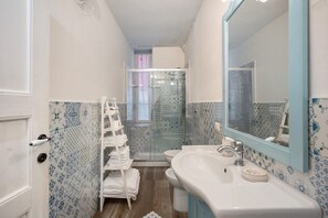 Shower, hair dryer, towels - Apartment 'Superior Vicino Al Duomo' with Wi-Fi and Air Conditioning (Napoli)
