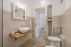 Shower, hair dryer, towels - Apartment 'Familiare A Napoli Centro' with Balcony, Wi-Fi and Air Conditioning (Napoli)