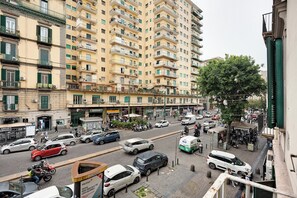 Balcony - Apartment 'Familiare A Napoli Centro' with Balcony, Wi-Fi and Air Conditioning (Napoli)