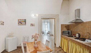 Dining - Apartment 'Familiare A Napoli Centro' with Balcony, Wi-Fi and Air Conditioning (Napoli)