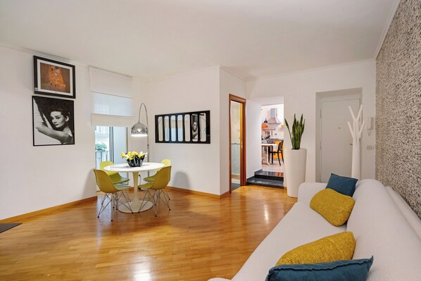 TV - Apartment 'Incantevole Dimora In Zona Chiaia' with Balcony, Wi-Fi and Air Conditioning (Naples)