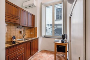 Køleskab, mikrobølgeovn, ovn, kogeplade