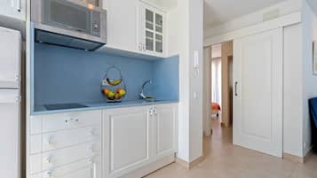 Kühlschrank, Mikrowelle, Ofen, Herdplatte