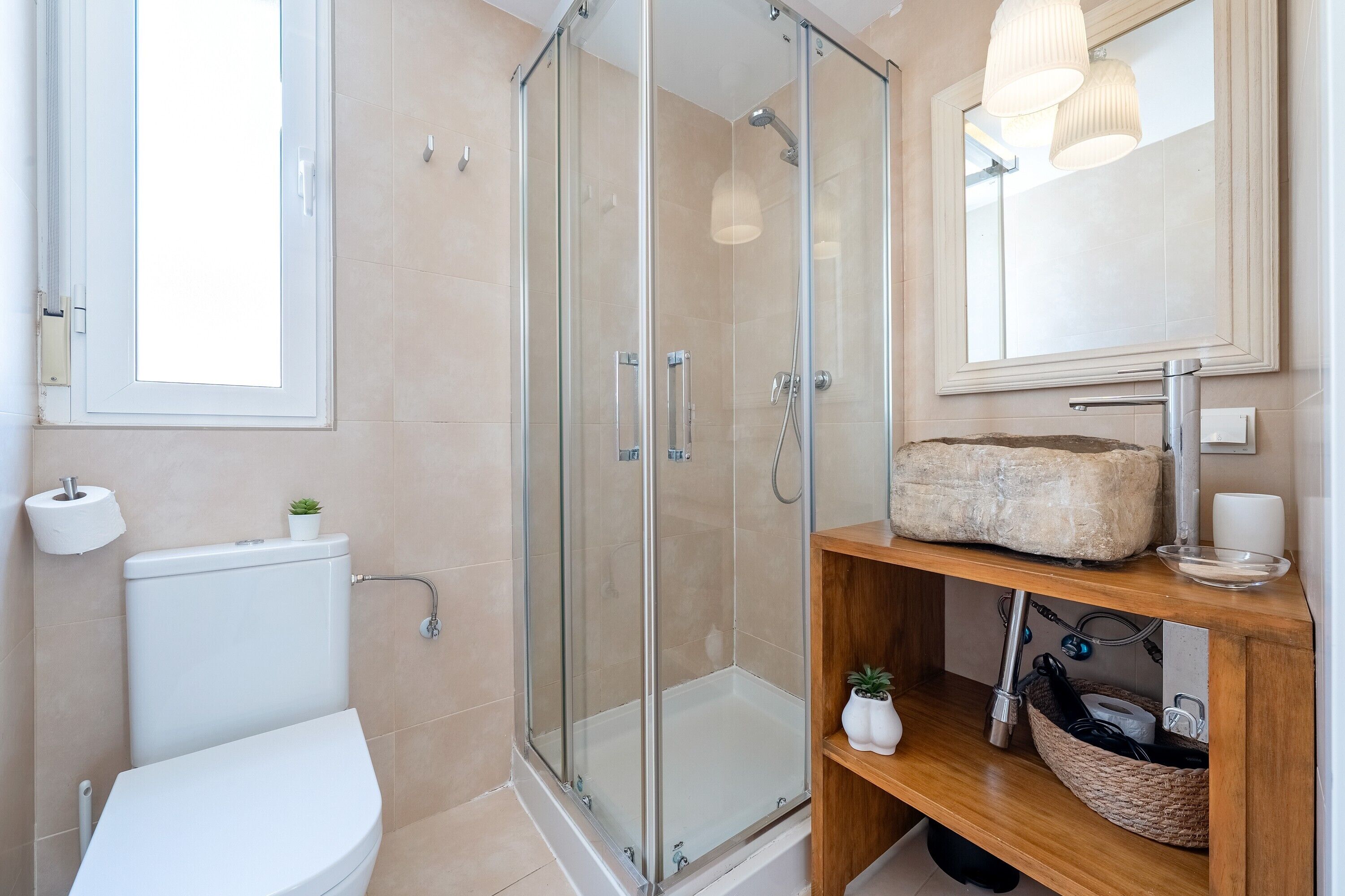 Shower, hair dryer, towels