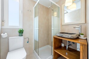 Shower, hair dryer, towels - Apartment 'Sf1' with Wi-Fi and Air Conditioning (L'Ametlla de Mar)