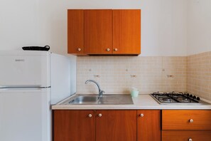 Fridge, oven, stovetop, coffee/tea maker