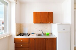 Fridge, oven, stovetop, coffee/tea maker