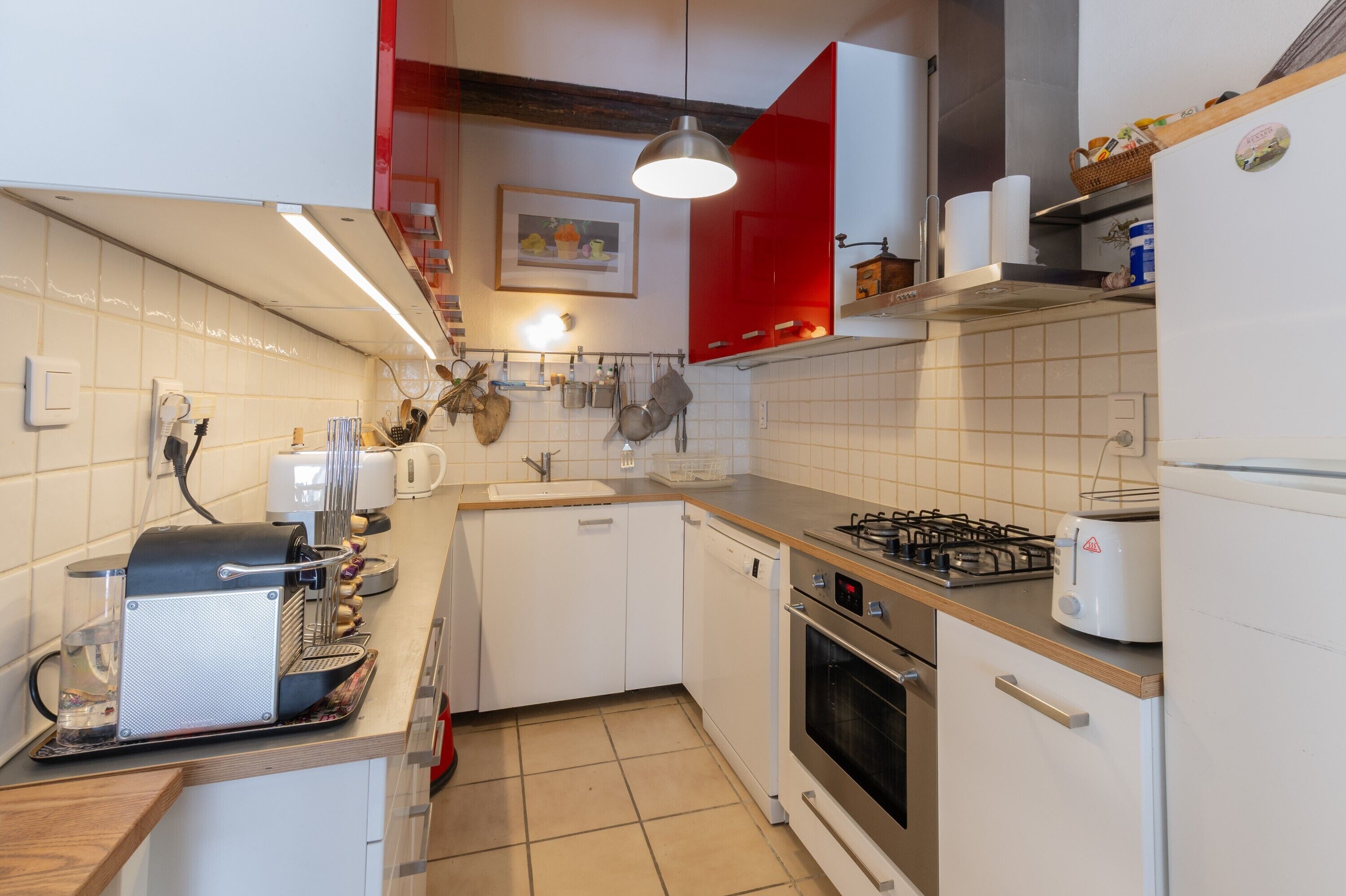 Een koelkast, een magnetron, een oven, een vaatwasser