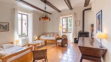 5 bedrooms, iron/ironing board, free WiFi, bed sheets