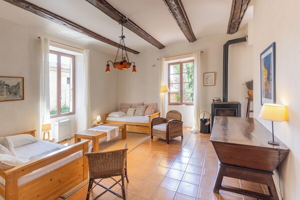 5 habitaciones, tabla de planchar con plancha y wifi gratis 