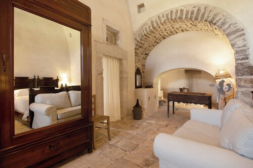 Apartment 'L'ulivo' with Shared Terrace, Private Garden and Wi-Fi