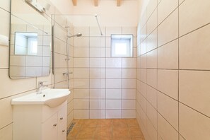 Douche, sèche-cheveux, serviettes fournies