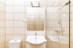 Een douche, een haardroger, handdoeken
