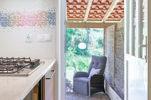 Jääkaappi, liesi, kahvin-/teenkeitin