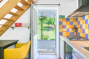 Frigorífico, placa de cocina, cafetera o tetera y utensilios de cocina