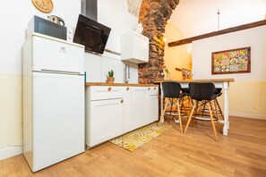 Fridge, microwave, stovetop, electric kettle - Apartment 'Di Tano' with Wi-Fi and Air Conditioning (Catania)