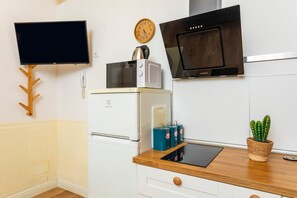 Fridge, microwave, stovetop, electric kettle - Apartment 'Di Tano' with Wi-Fi and Air Conditioning (Catania)