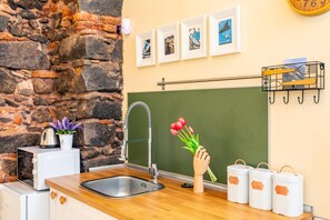 Refrigerador, microondas, parrilla de estufa y tetera eléctrica 
