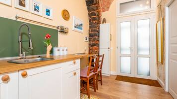 Réfrigérateur, micro-ondes, plaque de cuisson, bouilloire électrique