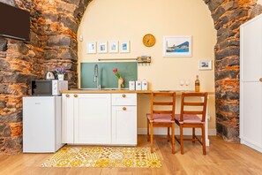 Refrigerador, microondas, placa de cocina, tetera/pava eléctrica